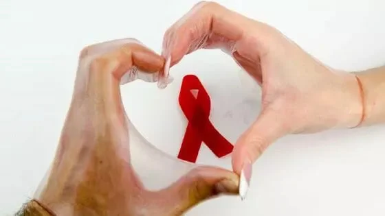 كيف ينتشر فيروس نقص المناعة البشرية