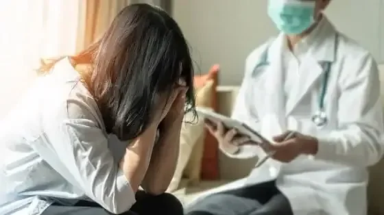 يمكن أن تختلف أعراض اضطراب ما بعد الصدمة خلال الدورة الشهرية